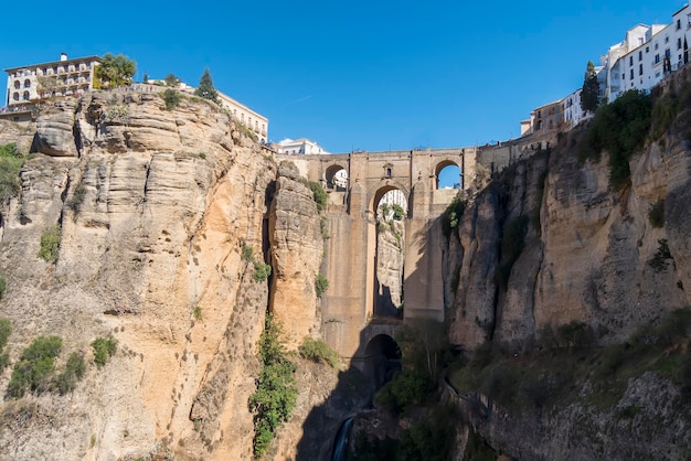 스페인 론다 말라가(Ronda Malaga Spain)의 과달레빈 강(Guadalevin River)을 가로지르는 새로운 다리 저녁에 인기 있는 랜드마크