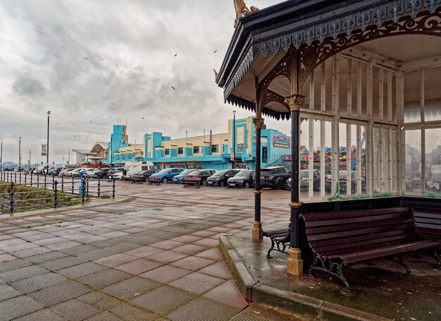 Photo new brighton sea front with art deco buildings and shelters with seating