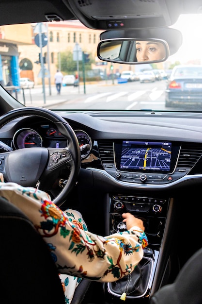 新しい車のインテリア 女性の運転