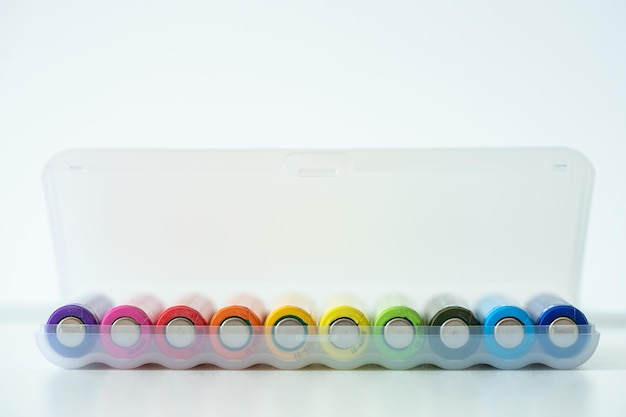 Новый красочный AA аккумулятор в пластиковой коробке макро снимок перезаряжаемых аккумуляторных щелочных аккумуляторов