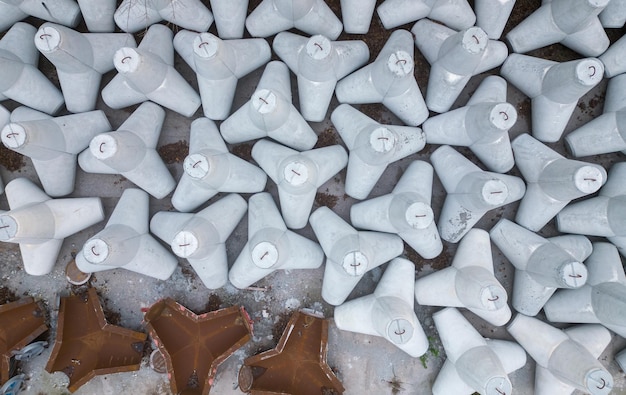 New concrete tetrapods in a factory