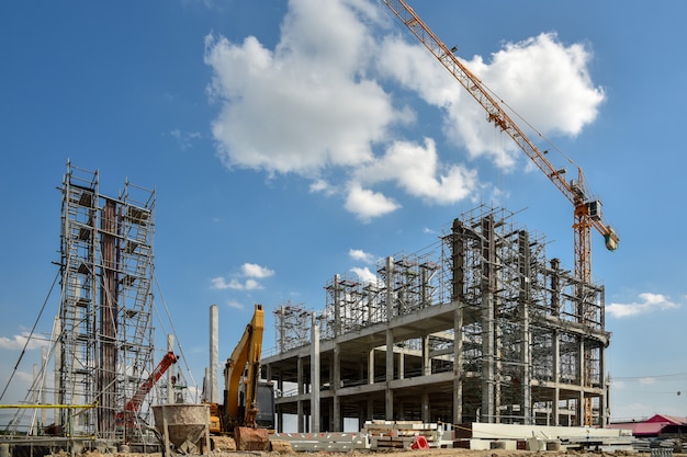 Photo a new construction site with tower crane