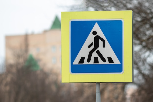 Photo new crosswalk road sign on blue sky.