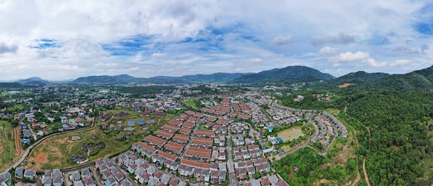 Nuovo sviluppo immobiliare vista aerea delle case residenziali e del quartiere dei passi carrai durante il giornocase ammassatevista panoramica sulle case private a phuket thailandia