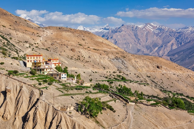 Nuovo monastero di dhankar gompa e villaggio di dhankar sul tramonto, valle di spiti, himachal pradesh, india