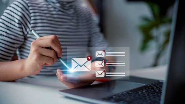 ビジネス電子メール通信とデジタルマーケティングのための新しい電子メール通知コンセプト 電子メッセージアラートを受信する受信箱のインターネット技術