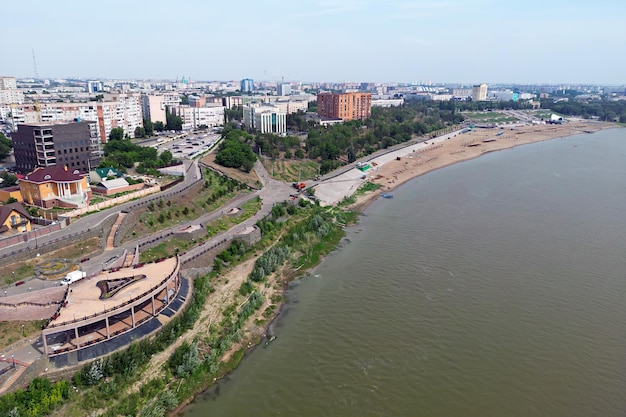 Photo new embankment on the bank of the irtysh river in the city of pavlodar kazakhstan top view from the drone from above