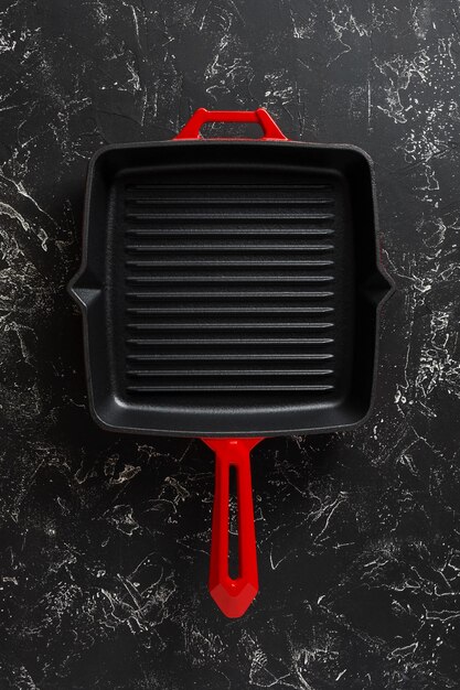 Photo new grill pan on black textured background