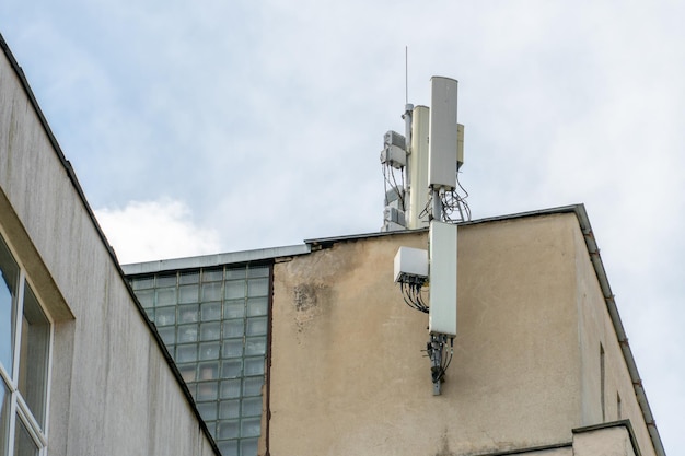 건물 옥상에 5g 신호 송신용 새 GSM 안테나 건강에 위험 기지국을 통한 환경 방사선 오염 인구 멸종 위협