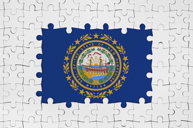 New Hampshire us state flag in frame van witte puzzelstukjes met ontbrekend centraal deel