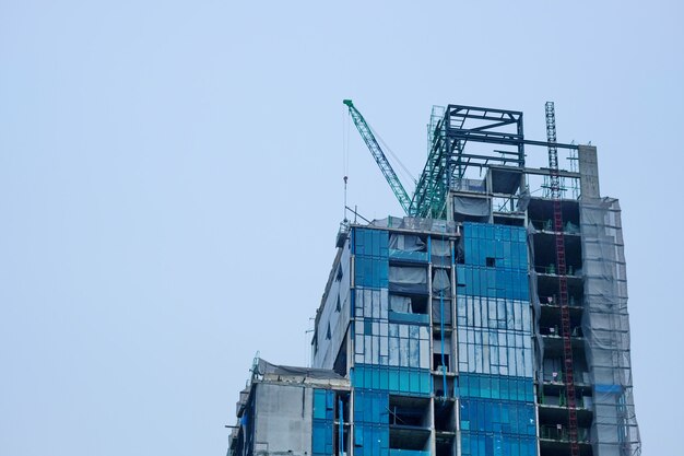 Foto nuova costruzione di alto builing e fondo del cielo blu.