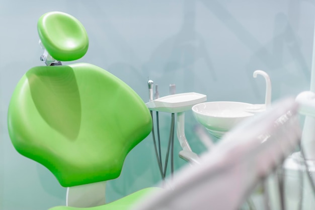 Новый гидравлический стоматологический стул с современной системой доставки в стоматологической клинике