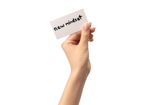 Foto nuova mentalità nuovo risultato testo su una carta in mano di una donna isolata su uno sfondo bianco