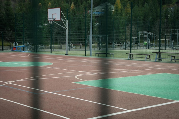 Nuovo moderno campo da basket con markup moderno