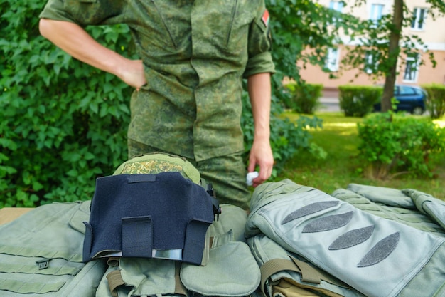 Una nuova tuta protettiva moderna e un casco per ripulire un campo minato giubbotto antiproiettile per proteggere la vita di un militare kit di sminamento combinato