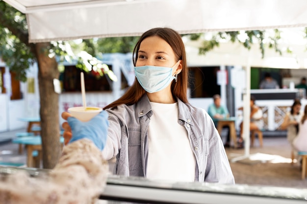 Photo new normal at the coffee shop with face mask