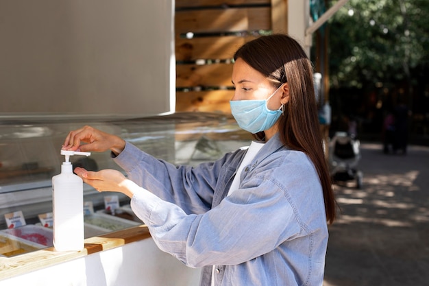 Nuovo normale al bar con maschera per il viso