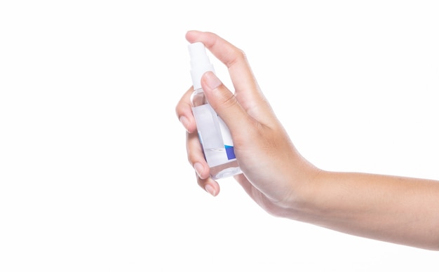 Nuovo stile di vita delle persone normali dopo covid-19 concept, dispenser disinfettante tenuto in mano da donna flacone spray alcolico 70% per lavare e proteggere il coronavirus da altri trasportatori, studio isolato sfondo bianco