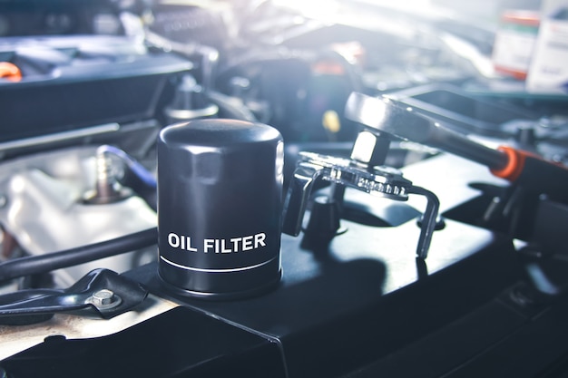 Nuovo filtro dell'olio dell'auto per la manutenzione del sistema dell'olio motore nell'officina di riparazione