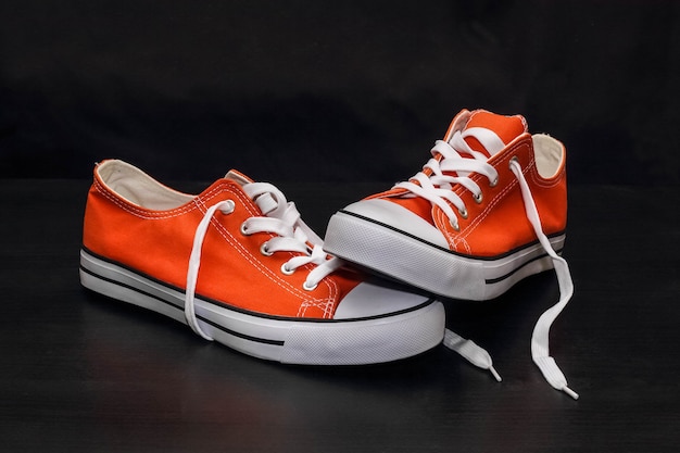 Новые оранжевые кроссовки