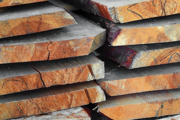 Новые строганные деревянные доски, уложенные на лесопилке Закупка и продажа строительного материала Сухая древесина Деревообработка Фон