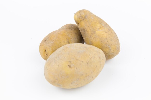 Photo new potato isolated on white background close up