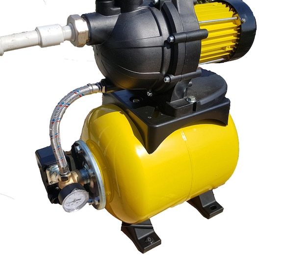흰색 배경에 격리 된 급수 가정용 자동 스테이션의 새로운 펌핑 스테이션 철 펌프 하우징 압력 센서 노란색