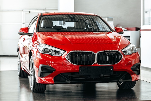 Nuova auto di lusso rossa su una presentazione di auto in autosalone