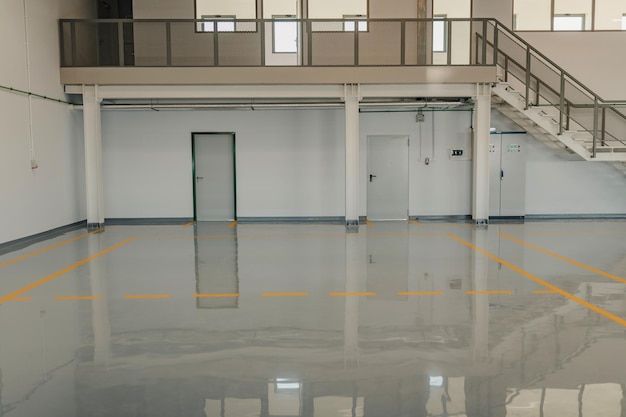 Photo new resin floor coating and marking signs in a car workshop