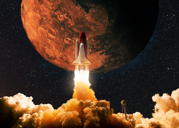 Новая ракета космического корабля "Шаттл" со взрывом и дымом взлетает к концепции красной планеты Марс Космический корабль взлетает, чтобы исследовать другие планеты Запуск ракеты Путешествие в космос
