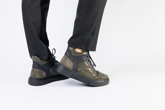 Nuovi stivali autunnali da uomo alla moda realizzati in vera pelle, calzature da uomo su sfondo bianco. scarpe da uomo invernali 2022 Foto Premium