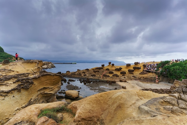 Photo new taipei city ,taiwan - june 3 , 2018 : tourists visiting yehliu geopark , unique geological formations , in north coast of taiwan