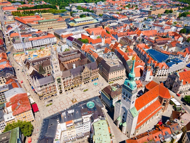 Photo new town hall aerial panoramic view new town hall or neues rathaus is located at the marienplatz or st mary square a central square in munich city centre germany