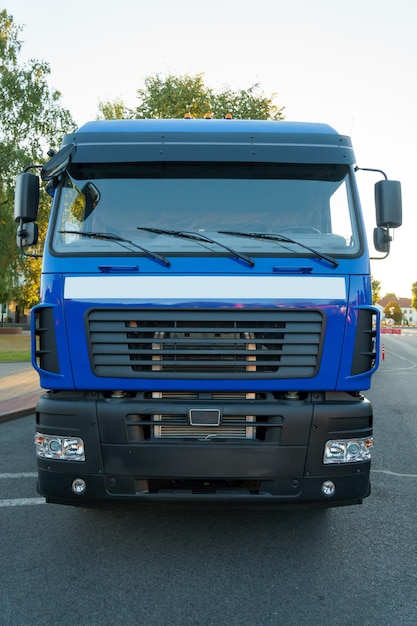 Photo a new truck with a trailer on the road details of the truck in closeup new headlights and wheels of the car the concept of cargo transportation