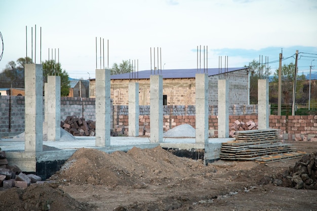 Photo new unfinished house construction in a construction site