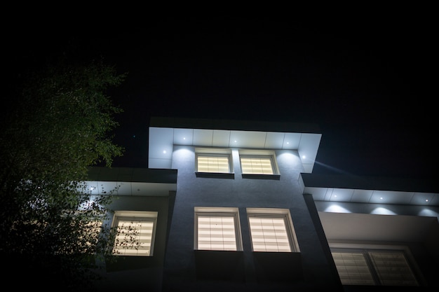 Foto nuova bella casa moderna bianca di notte