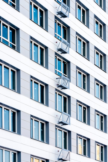 Nuovo edificio residenziale multipiano bianco a molti piani