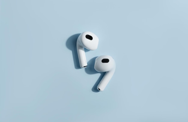 Новые беспроводные Apple AirPods 3 на белом фоне