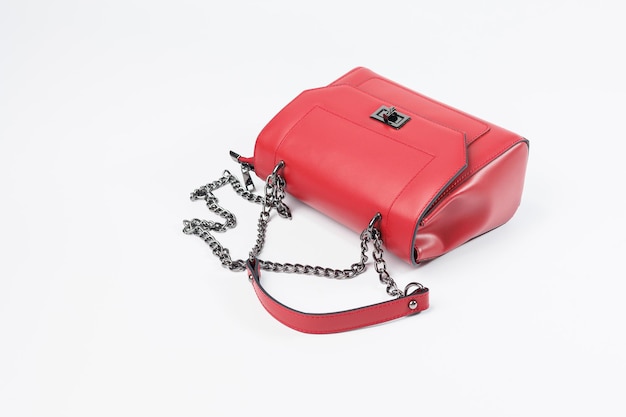Nuova borsa da donna rossa con finiture in bronzo su sfondo bianco isolato nuova collezione di borse in pelle