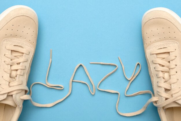 Foto nuove sneakers da donna con lacci in lazy text