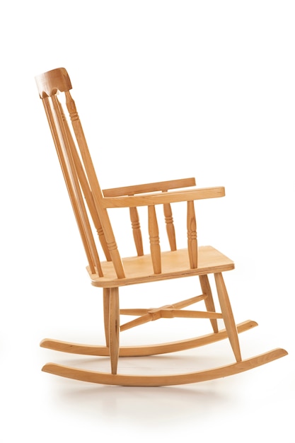 Nuova sedia a dondolo in legno sul bianco