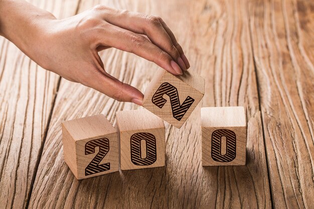 Новый 2019 год поменять на 2020 год, поменять деревянные кубики.