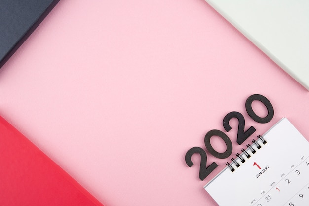 Foto calendario del nuovo anno 2020 su sfondo rosa