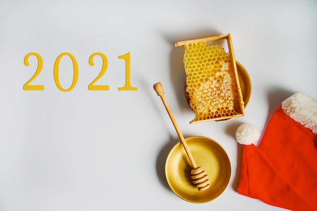 2021 년 새해, 꿀 제품. 건강한 자연 식품 개념. 양봉을위한 크리스마스와 새 해 배경