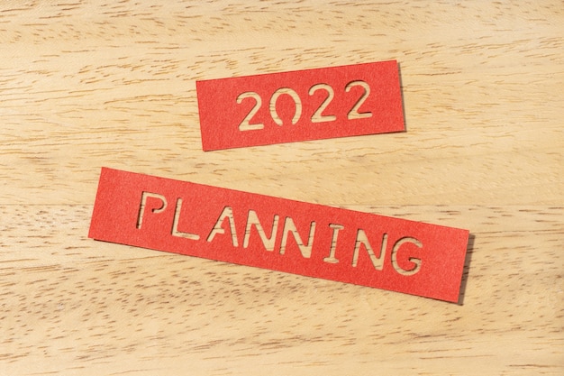 사진 2022년 새해 계획 개념입니다. 나무 테이블에 다이 컷 라벨