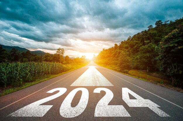 Новый год 2024 или прямо вперед концепция Текст 2024 написан на дороге в середине асфальтированной дороги с на закате концепция планирования цели вызов нового года резолюция xA