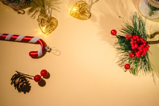 새해 분위기 새해 선물 촛불과 노란색 배경에 크리스마스 장난감 화환