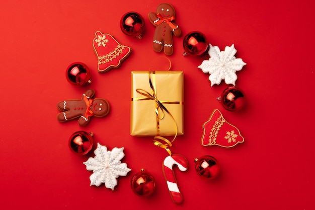 お祝いの装飾と赤のジンジャーブレッドクッキーと新年の背景