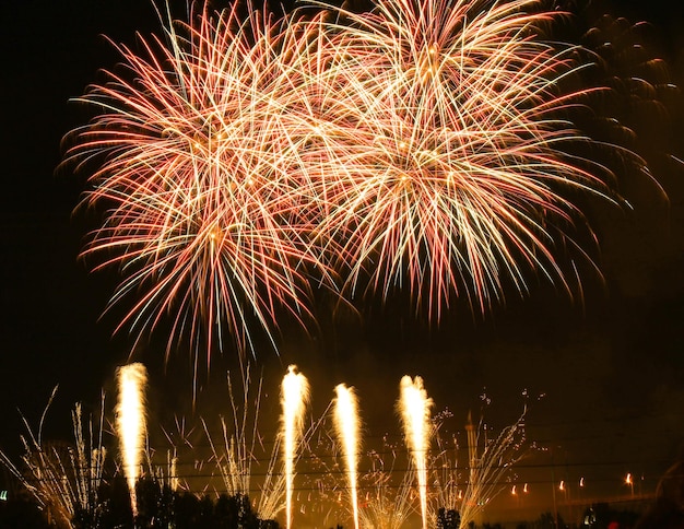 Foto stendardo di capodanno con fuochi d'artificio