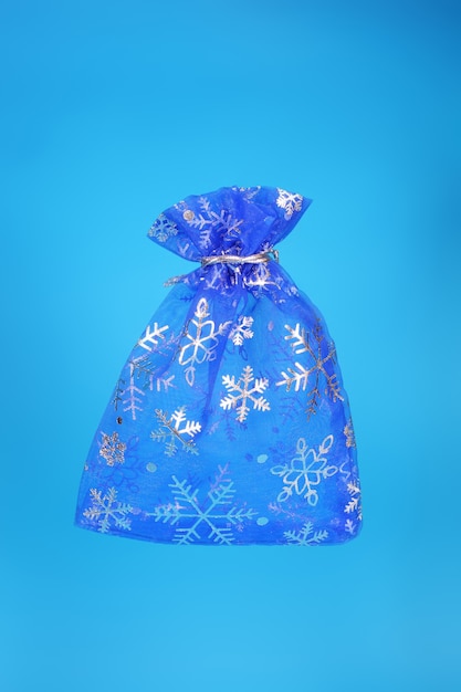 Sacchetto regalo blu di capodanno su sfondo blu